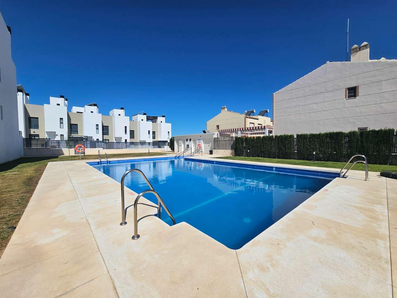3 Zimmer Reihenhaus zu verkaufen in Alhaurin de la Torre mit Pool Garage - 450.000 € (Ref: 9436827)