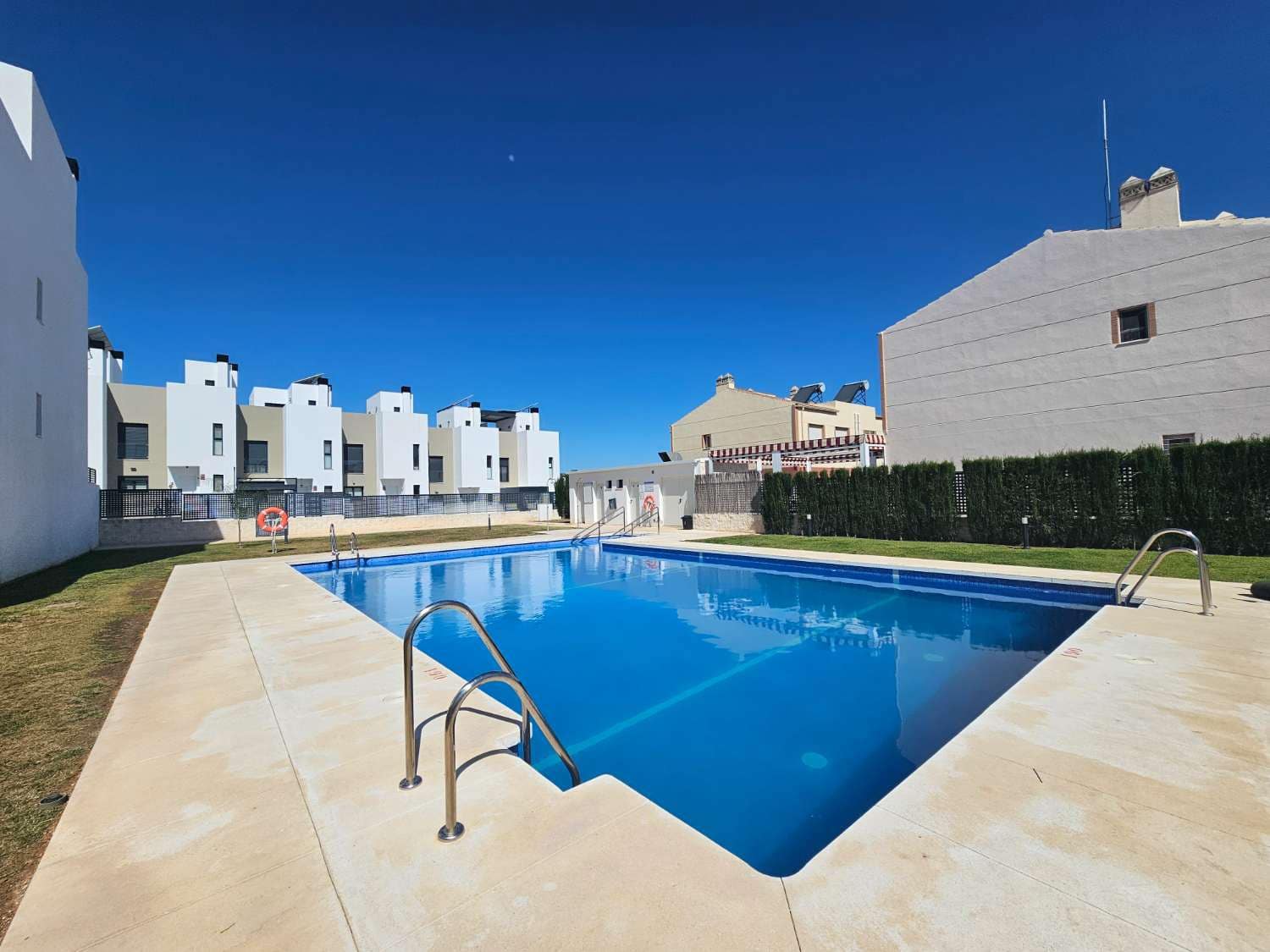 3 Zimmer Reihenhaus zu verkaufen in Alhaurin de la Torre mit Pool Garage - 450.000 € (Ref: 9436827)