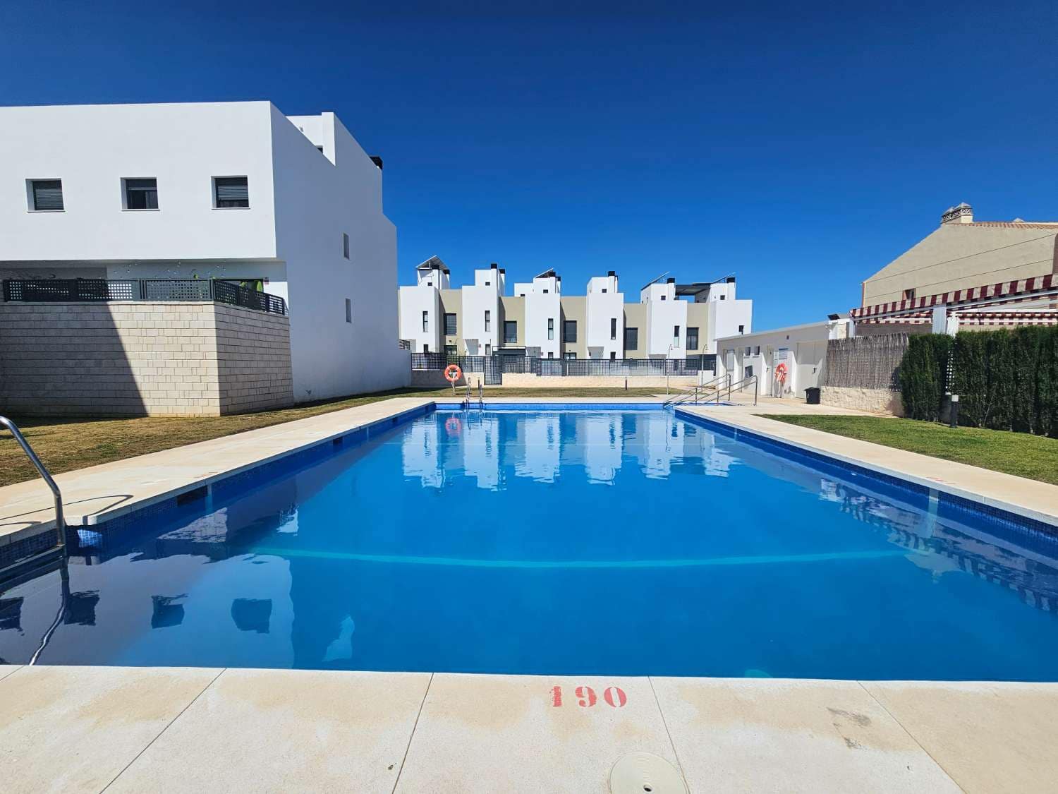 3 Zimmer Reihenhaus zu verkaufen in Alhaurin de la Torre mit Pool Garage - 450.000 € (Ref: 9436827)