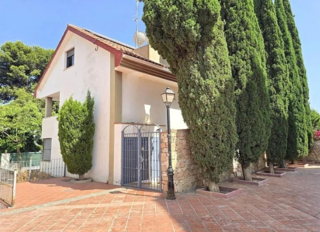 Adosado de 4 habitaciones en Benalmádena en venta con garaje - 427.000 € (Ref: 9468155)