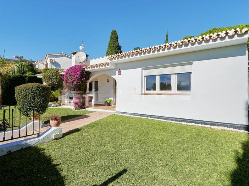 3 bedroom Villa for sale in Benalmadena with pool garage - € 795,000 (Ref: 9513161)
