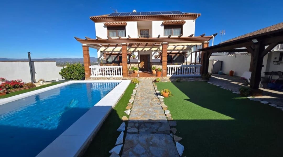5 bedroom Villa for sale in Alhaurin de la Torre with pool - € 765,000 (Ref: 9533253)