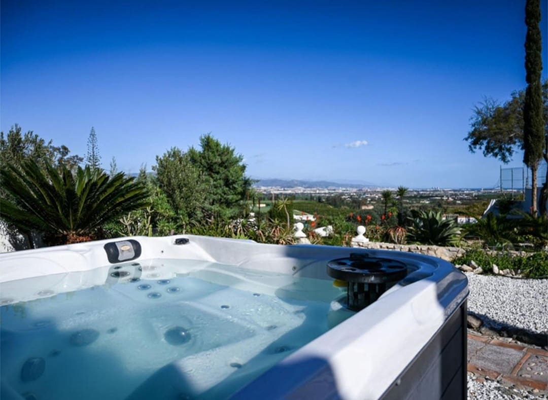 Chalet de 4 habitaciones en Alhaurín de la Torre en venta con piscina garaje - 975.000 € (Ref: 9607236)