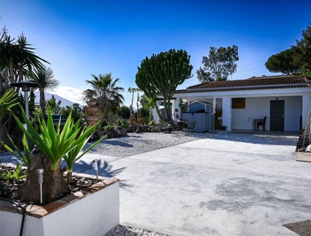 Chalet de 4 habitaciones en Alhaurín de la Torre en venta con piscina garaje - 975.000 € (Ref: 9607236)