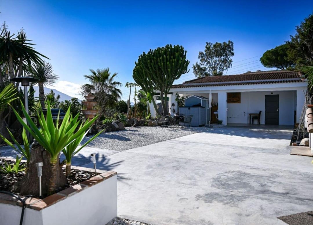 Chalet de 4 habitaciones en Alhaurín de la Torre en venta con piscina garaje - 975.000 € (Ref: 9607236)