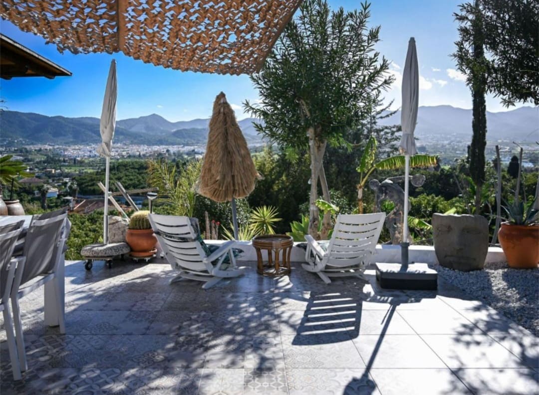 Chalet de 4 habitaciones en Alhaurín de la Torre en venta con piscina garaje - 975.000 € (Ref: 9607236)