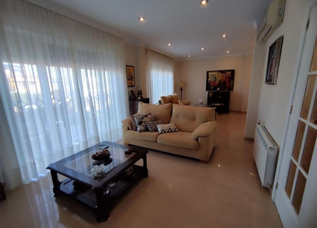 4 Zimmer Villa zu verkaufen in Alhaurin de la Torre mit Pool Garage - 880.000 € (Ref: 9618992)