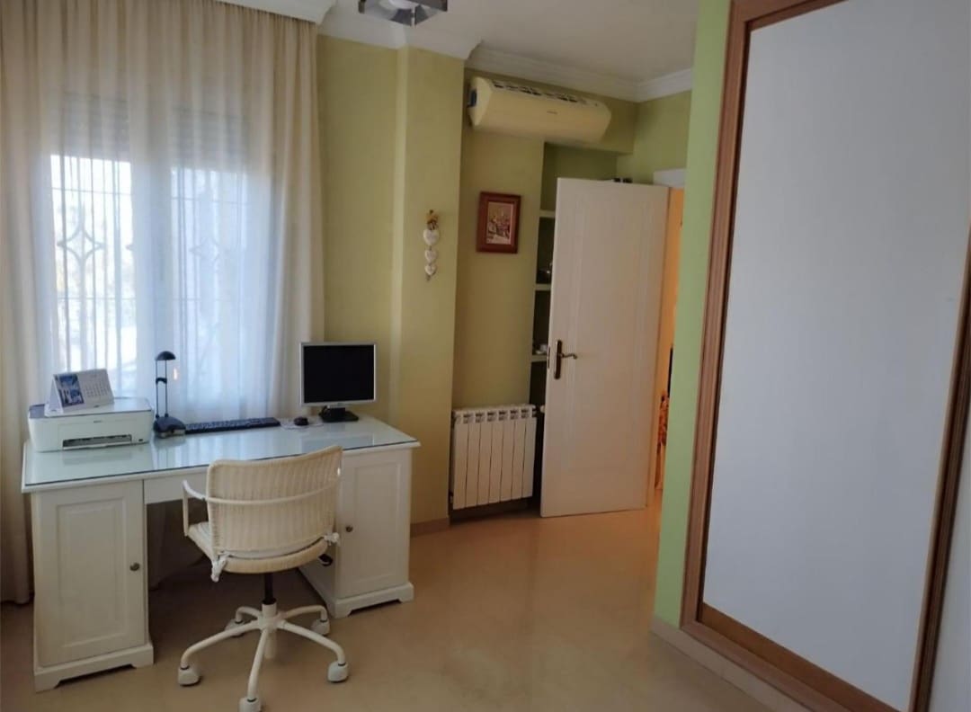 4 Zimmer Villa zu verkaufen in Alhaurin de la Torre mit Pool Garage - 880.000 € (Ref: 9618992)