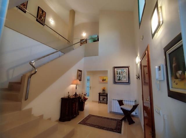 4 Zimmer Villa zu verkaufen in Alhaurín de la Torre mit Pool Garage - 880.000 € (Ref: 9618992)