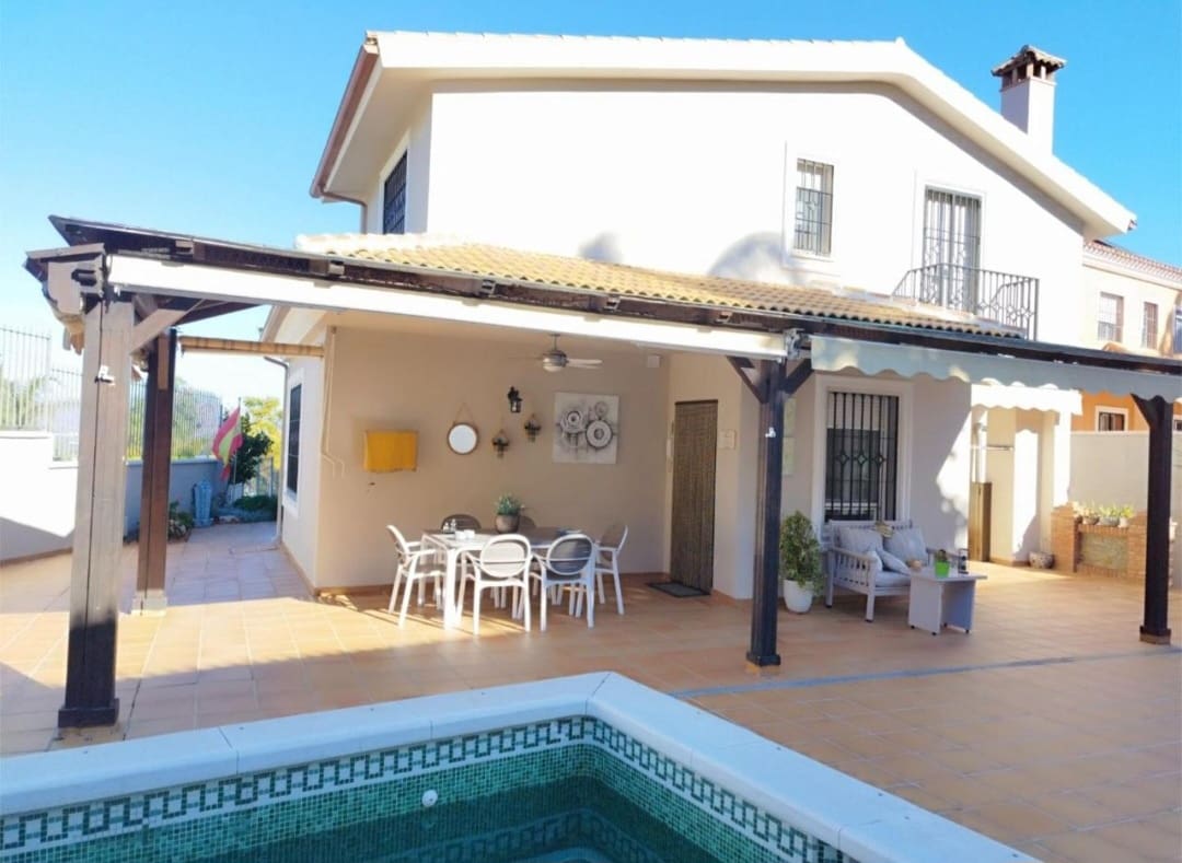 4 Zimmer Villa zu verkaufen in Alhaurin de la Torre mit Pool Garage - 880.000 € (Ref: 9618992)