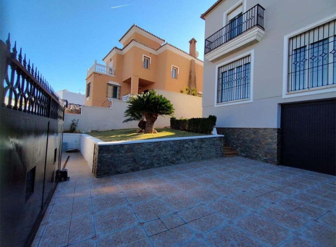 4 Zimmer Villa zu verkaufen in Alhaurin de la Torre mit Pool Garage - 880.000 € (Ref: 9618992)