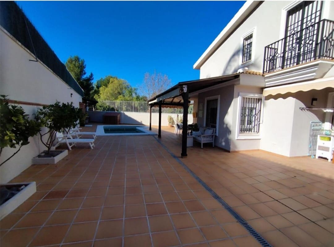 4 Zimmer Villa zu verkaufen in Alhaurin de la Torre mit Pool Garage - 880.000 € (Ref: 9618992)