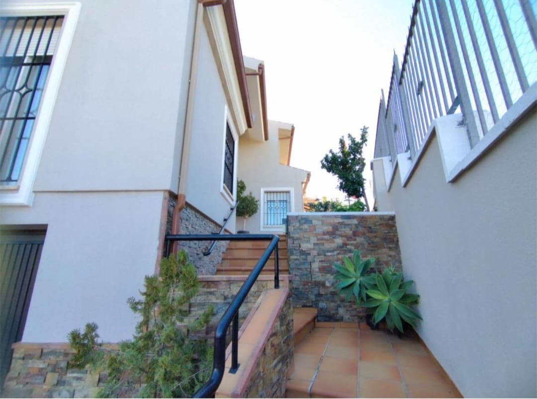 4 Zimmer Villa zu verkaufen in Alhaurin de la Torre mit Pool Garage - 880.000 € (Ref: 9618992)