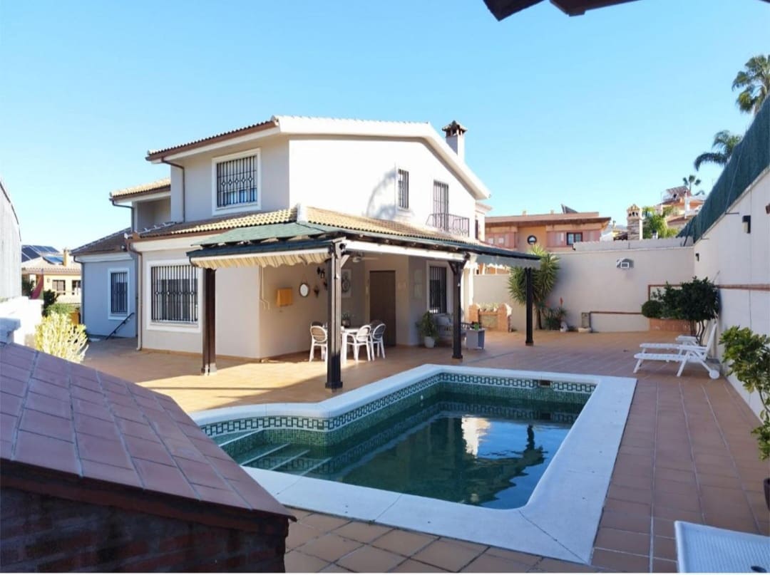 4 Zimmer Villa zu verkaufen in Alhaurin de la Torre mit Pool Garage - 880.000 € (Ref: 9618992)