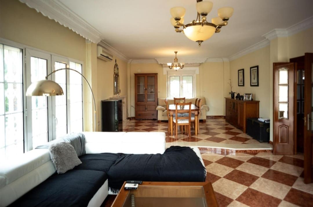 3 bedroom Villa for sale in Malaga city with pool garage - € 1,010,000 (Ref: 9618995)