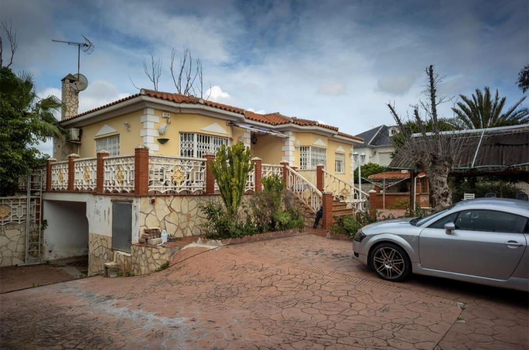 3 bedroom Villa for sale in Malaga city with pool garage - € 1,010,000 (Ref: 9618995)