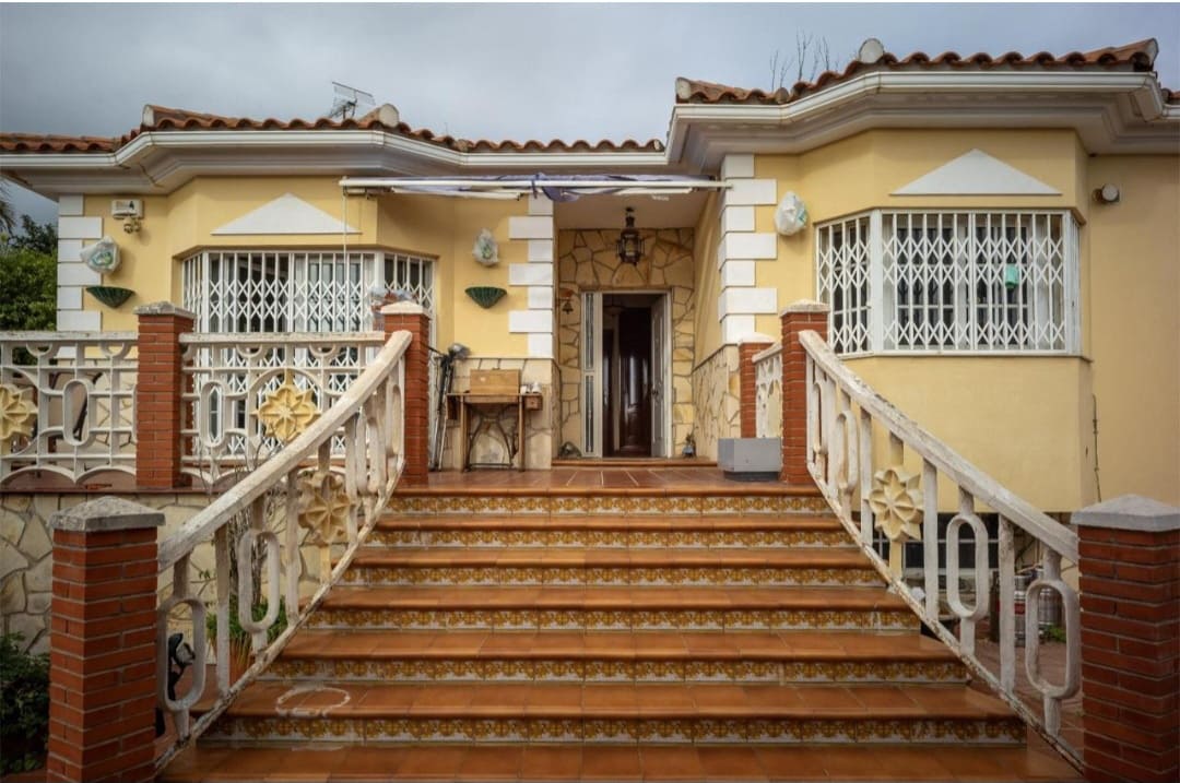 3 bedroom Villa for sale in Malaga city with pool garage - € 1,010,000 (Ref: 9618995)