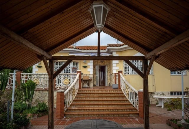 3 bedroom Villa for sale in Málaga city with pool garage - € 1,010,000 (Ref: 9618995)