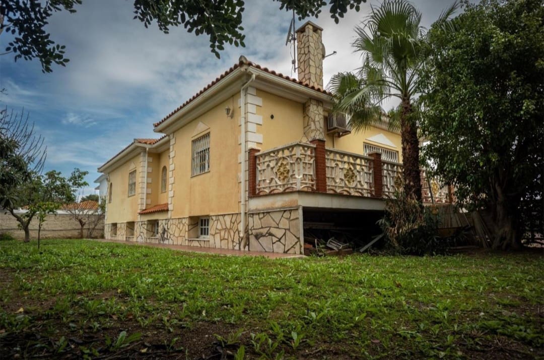 3 bedroom Villa for sale in Malaga city with pool garage - € 1,010,000 (Ref: 9618995)