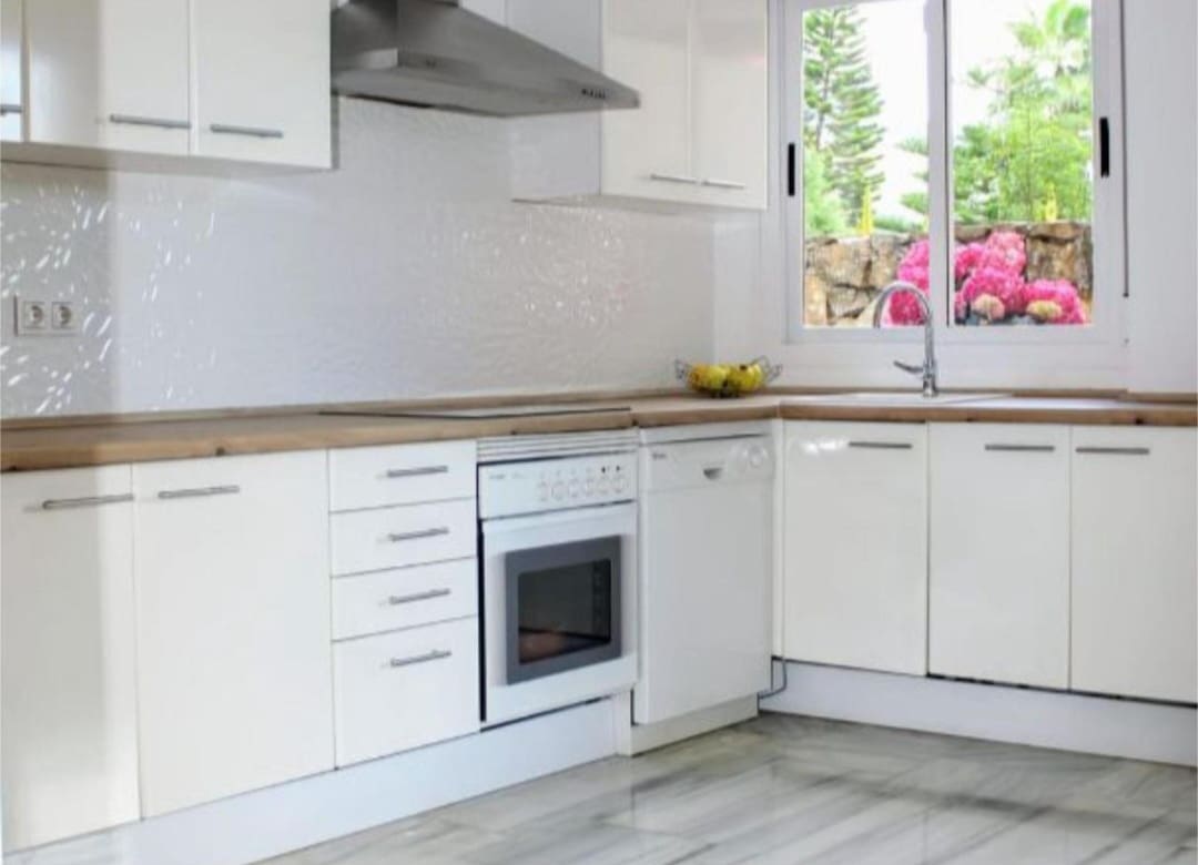 4 quarto Moradia para venda em Benahavis com piscina - 679 000 € (Ref: 9714547)