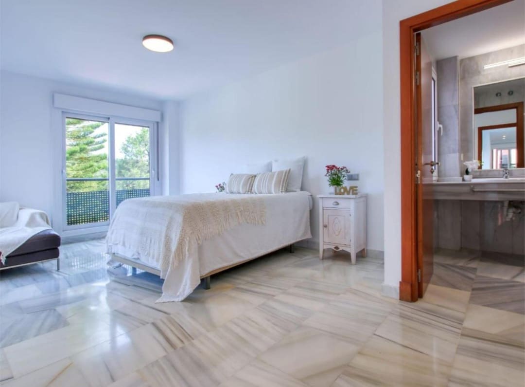 4 quarto Moradia para venda em Benahavis com piscina - 679 000 € (Ref: 9714547)