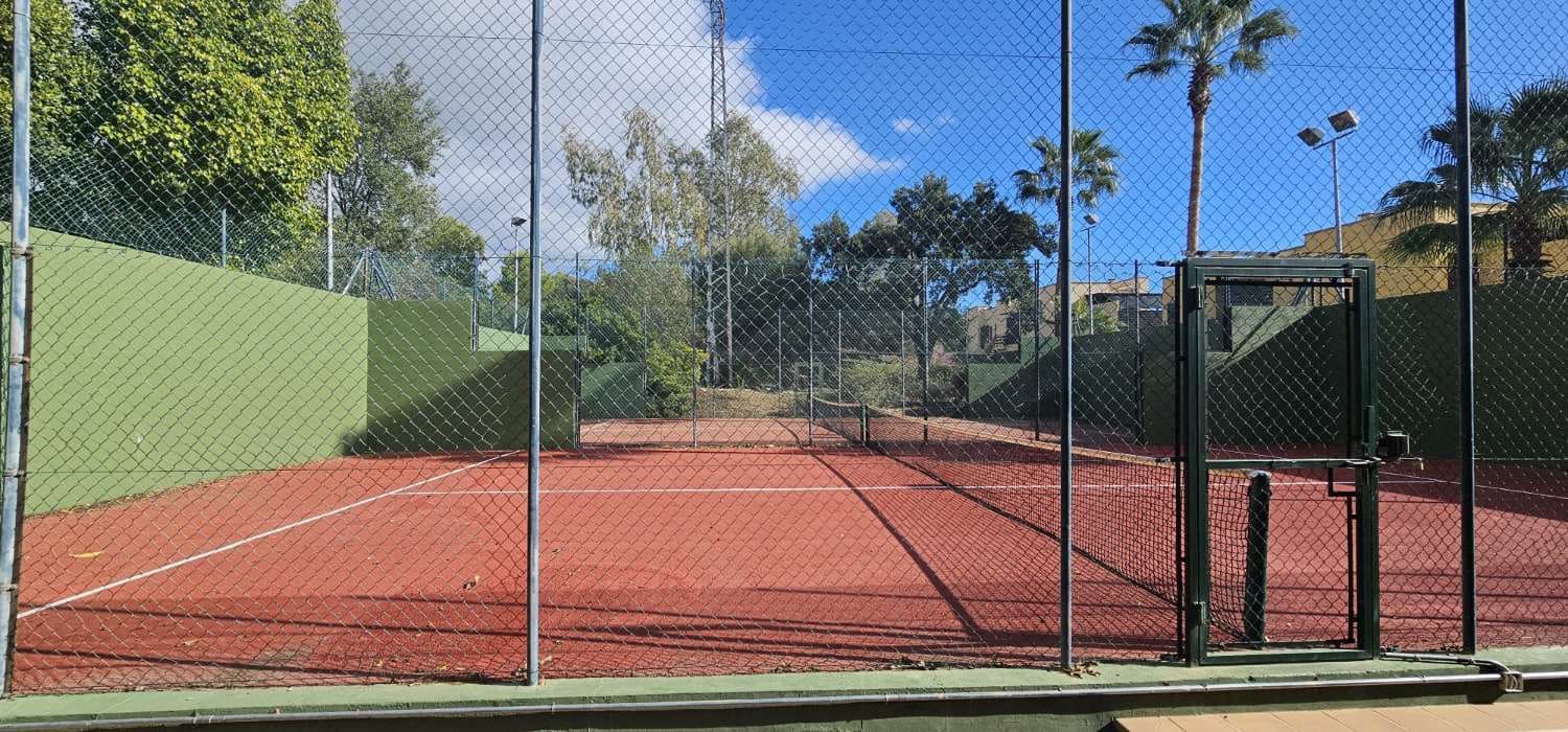 4 quarto Moradia para venda em Benahavis com piscina - 679 000 € (Ref: 9714547)