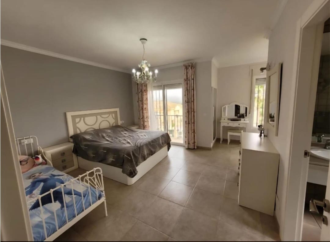 4 bedroom Semi-detached Villa for rent in Alhaurin de la Torre with garage - € 2,300 (Ref: 9726396)