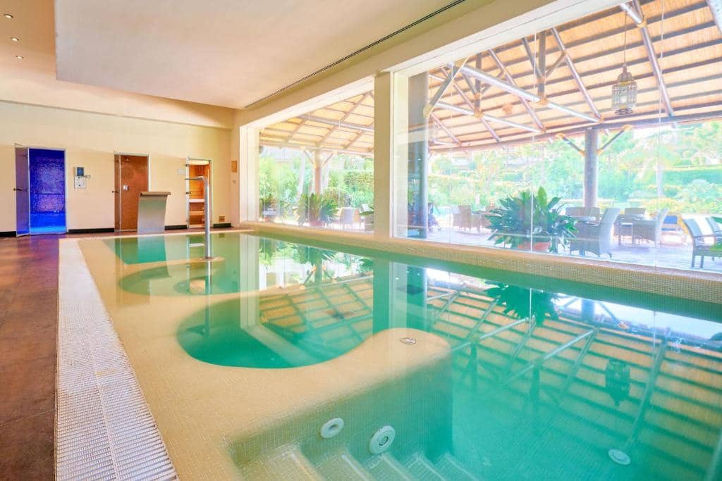 Piso de 2 habitaciones en Benahavís en venta con piscina garaje - 643.000 € (Ref: 9788172)