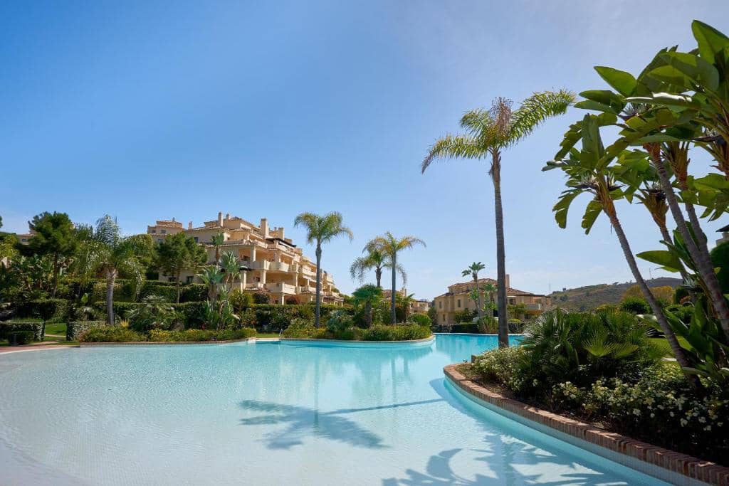 Piso de 2 habitaciones en Benahavís en venta con piscina garaje - 643.000 € (Ref: 9788172)