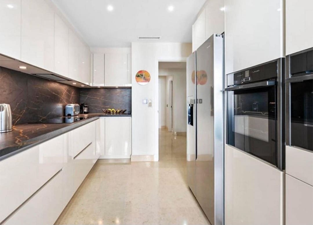 Piso de 2 habitaciones en Benahavís en venta con piscina garaje - 643.000 € (Ref: 9788172)