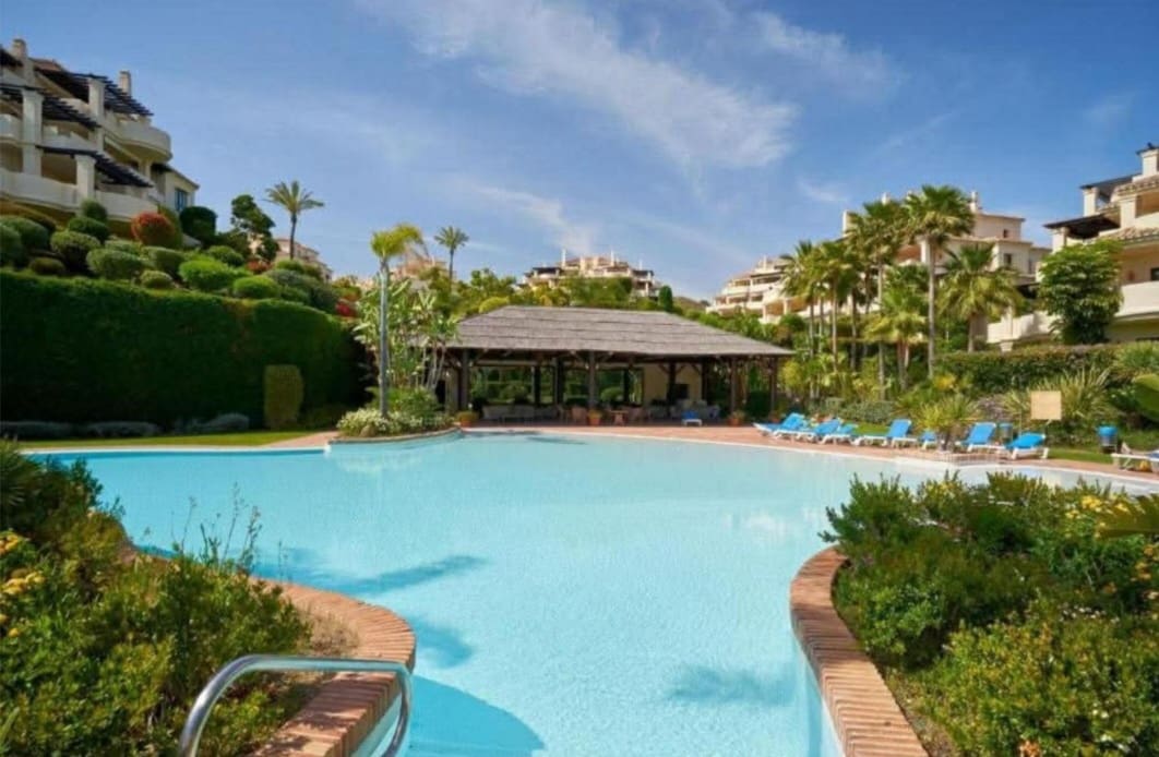 Piso de 2 habitaciones en Benahavís en venta con piscina garaje - 643.000 € (Ref: 9788172)