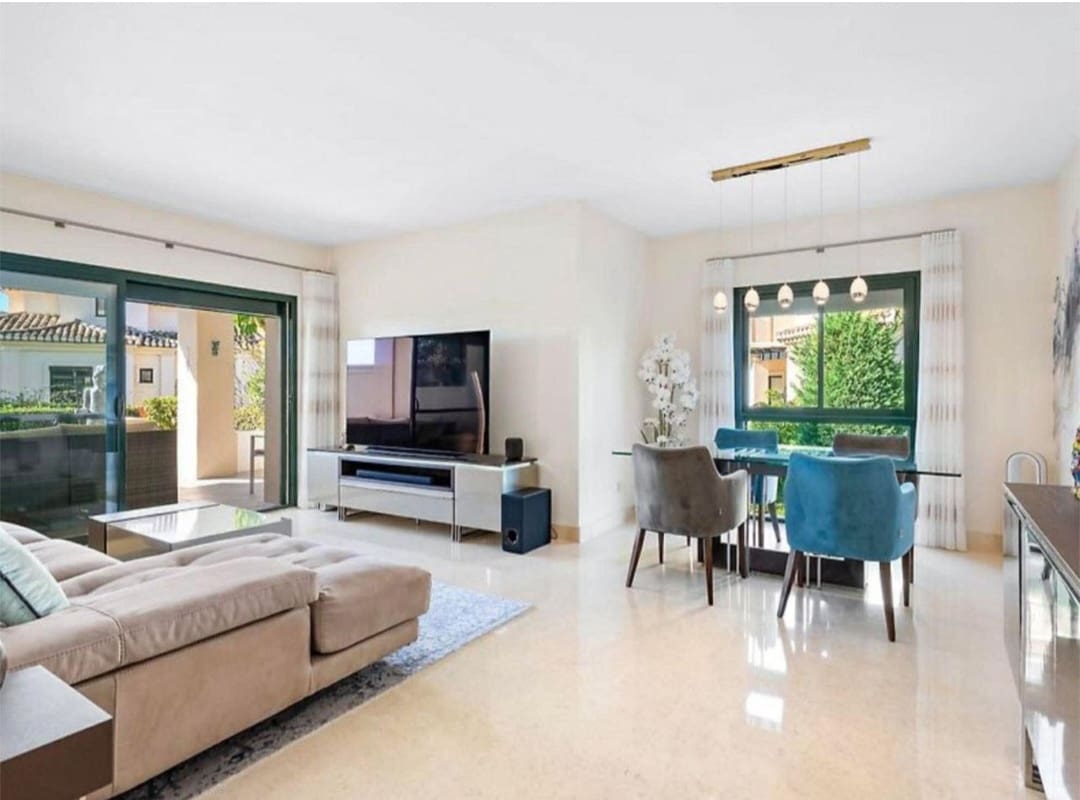 Piso de 2 habitaciones en Benahavís en venta con piscina garaje - 643.000 € (Ref: 9788172)