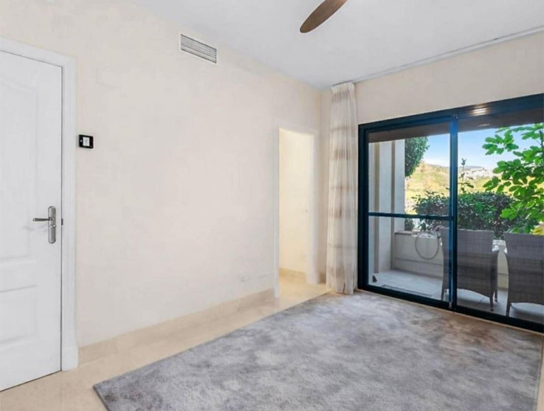 Piso de 2 habitaciones en Benahavís en venta con piscina garaje - 643.000 € (Ref: 9788172)