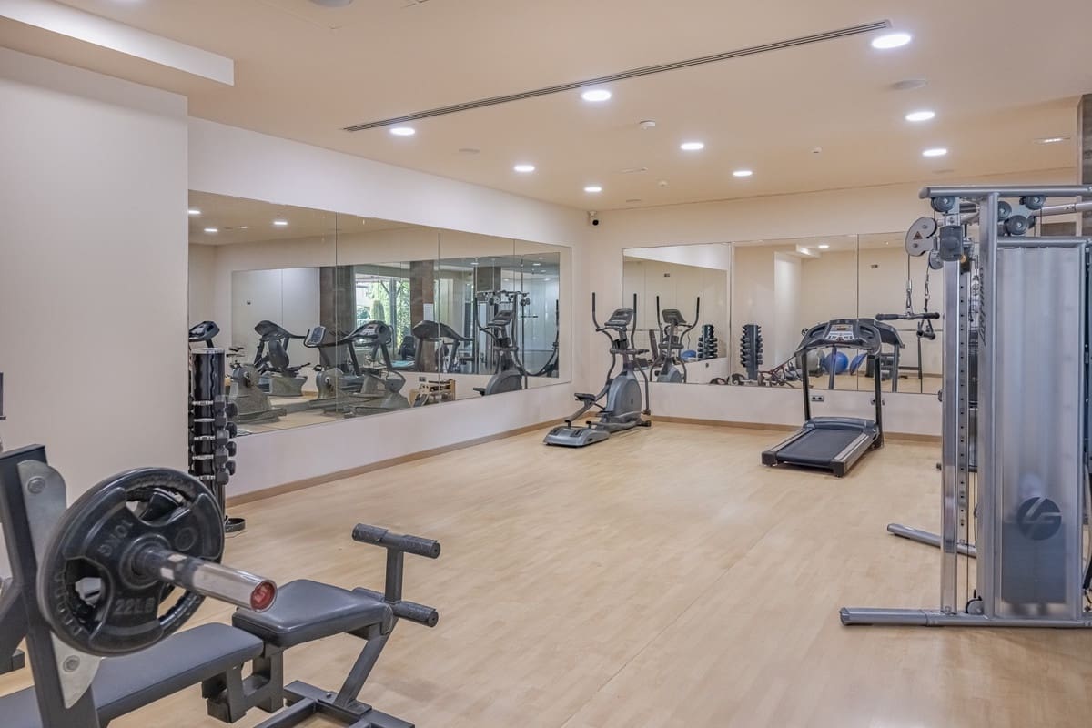 Piso de 2 habitaciones en Benahavís en venta con piscina garaje - 643.000 € (Ref: 9788172)