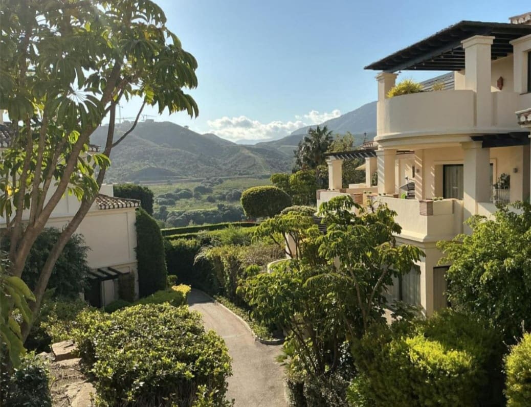 Piso de 2 habitaciones en Benahavís en venta con piscina garaje - 643.000 € (Ref: 9788172)