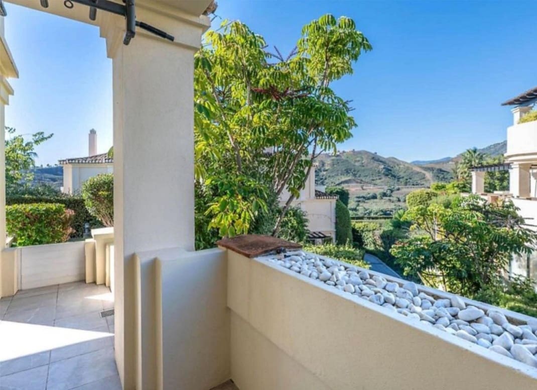 Piso de 2 habitaciones en Benahavís en venta con piscina garaje - 643.000 € (Ref: 9788172)