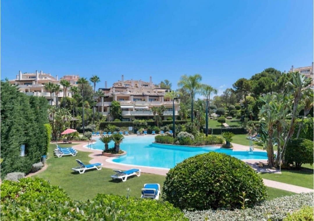 Piso de 2 habitaciones en Benahavís en venta con piscina garaje - 643.000 € (Ref: 9788172)