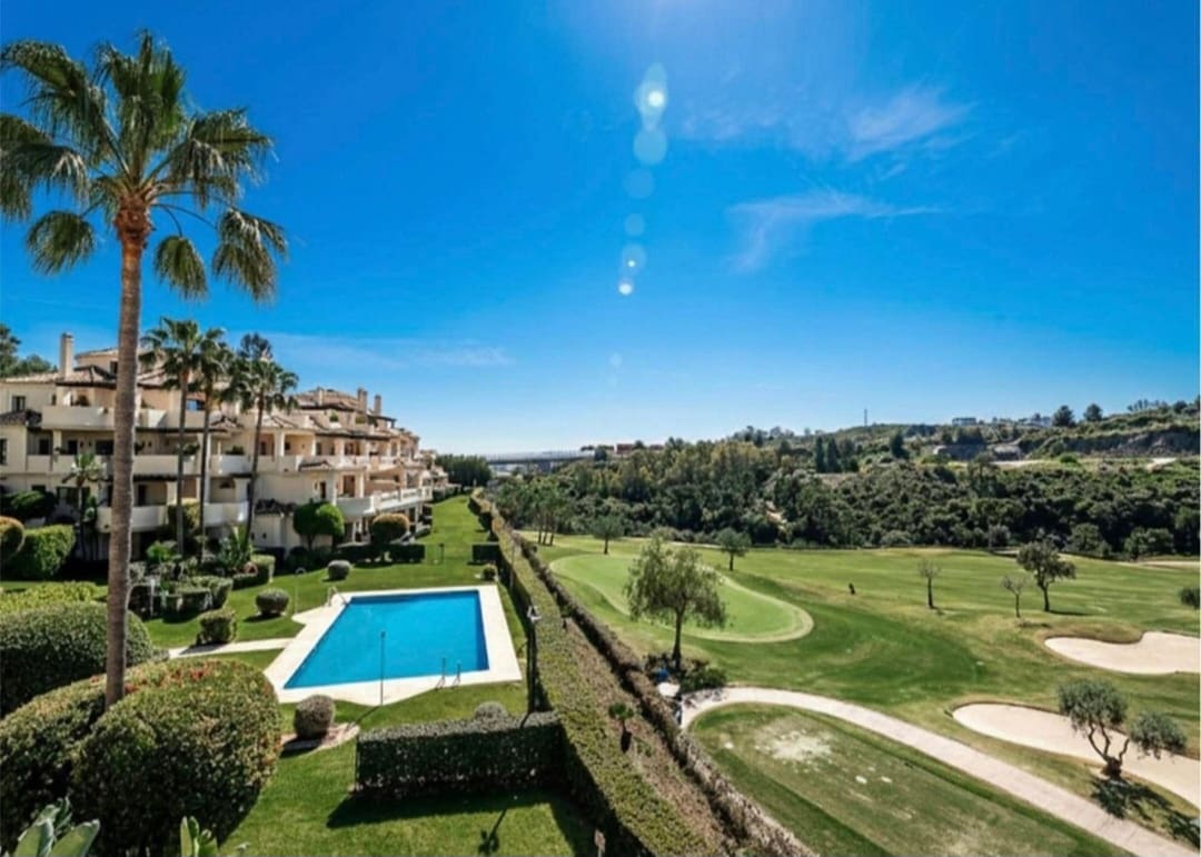 Piso de 2 habitaciones en Benahavís en venta con piscina garaje - 643.000 € (Ref: 9788172)