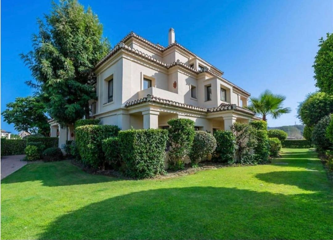 Piso de 2 habitaciones en Benahavís en venta con piscina garaje - 643.000 € (Ref: 9788172)