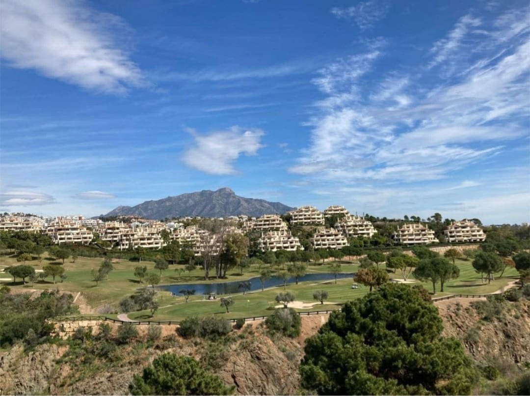 Piso de 2 habitaciones en Benahavís en venta con piscina garaje - 643.000 € (Ref: 9788172)