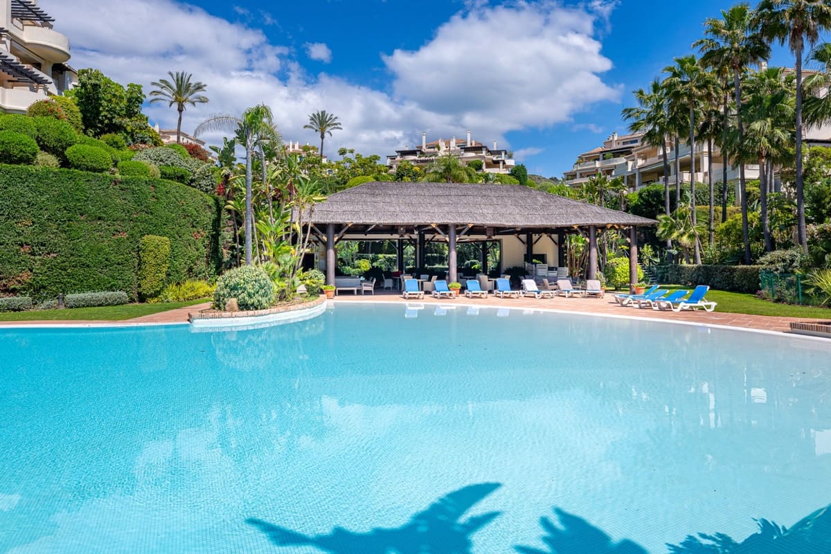 Piso de 2 habitaciones en Benahavís en venta con piscina garaje - 643.000 € (Ref: 9788172)