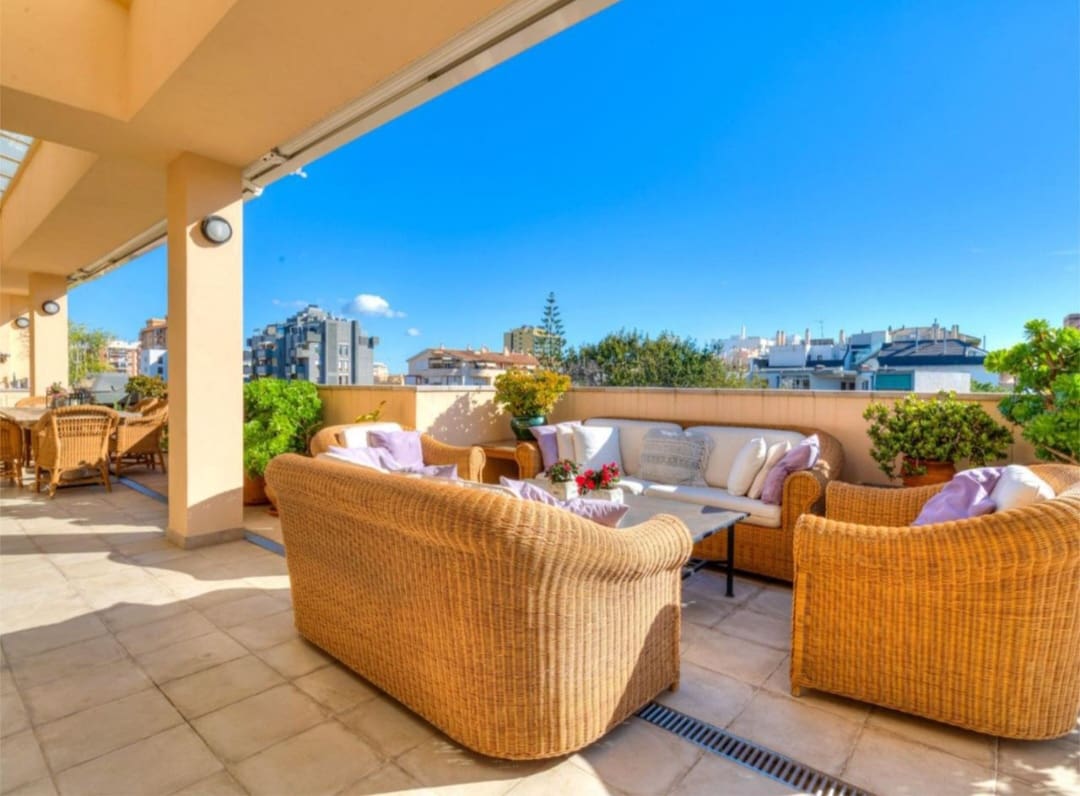 4 sypialnia Penthouse na sprzedaż w Fuengirola z basenem garażem - 895 000 € (Ref: 9811276)