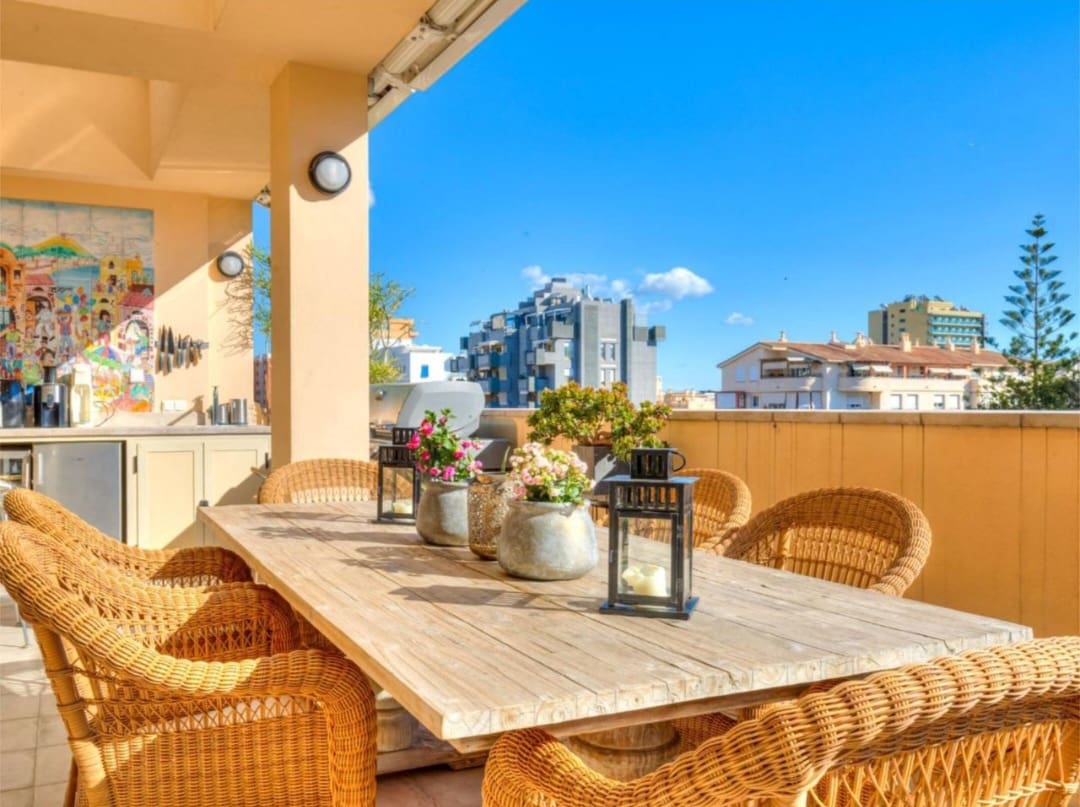 4 sypialnia Penthouse na sprzedaż w Fuengirola z basenem garażem - 895 000 € (Ref: 9811276)