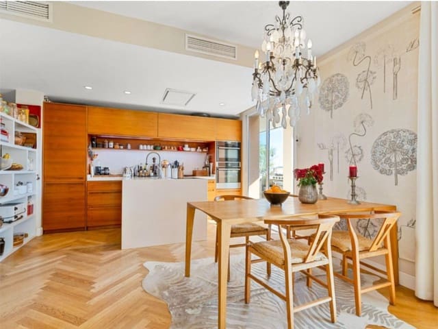 4 sypialnia Penthouse na sprzedaż w Fuengirola z basenem garażem - 895 000 € (Ref: 9811276)