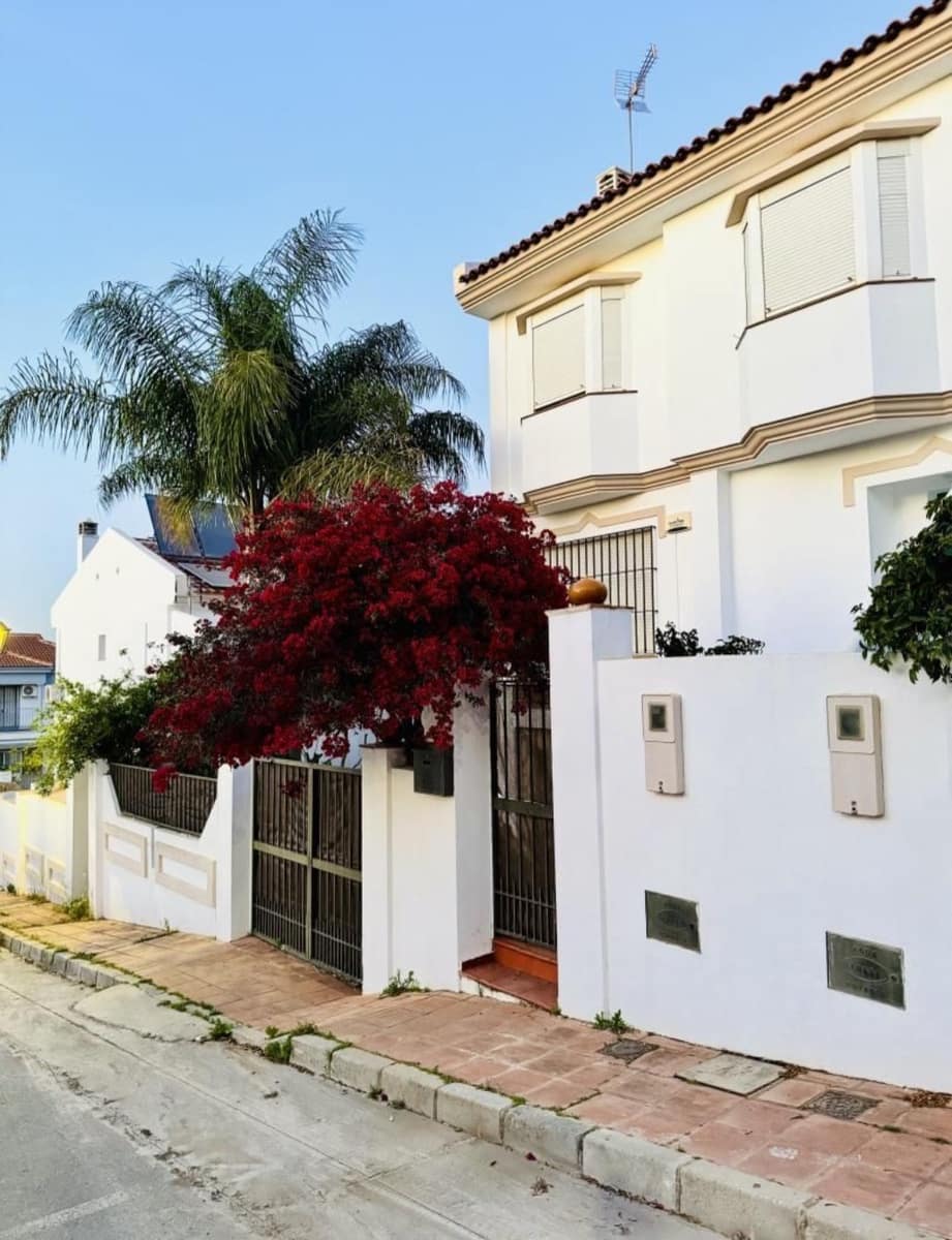 Adosado de 3 habitaciones en Alhaurín de la Torre en venta con piscina - 509.000 € (Ref: 9826184)