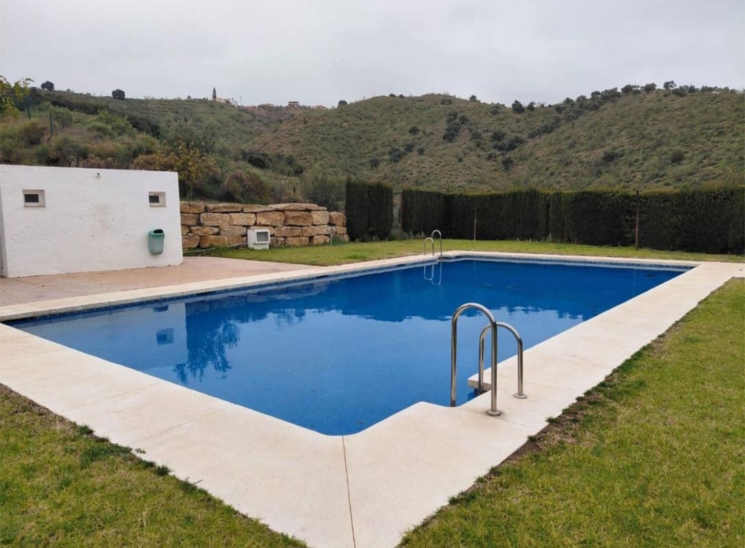 2 bedroom Beach Apartment for rent in Rincon de la Victoria with pool garage - € 1,100 (Ref: 9838925)
