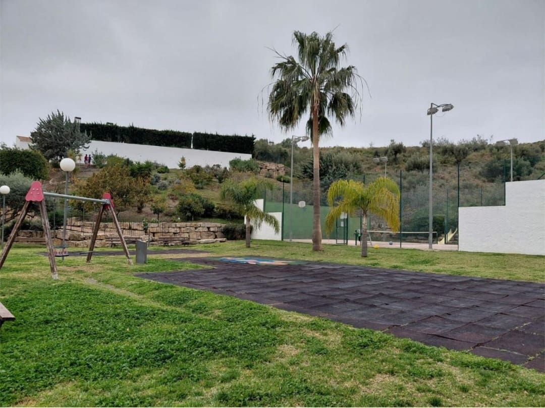 2 bedroom Beach Apartment for rent in Rincon de la Victoria with pool garage - € 1,100 (Ref: 9838925)