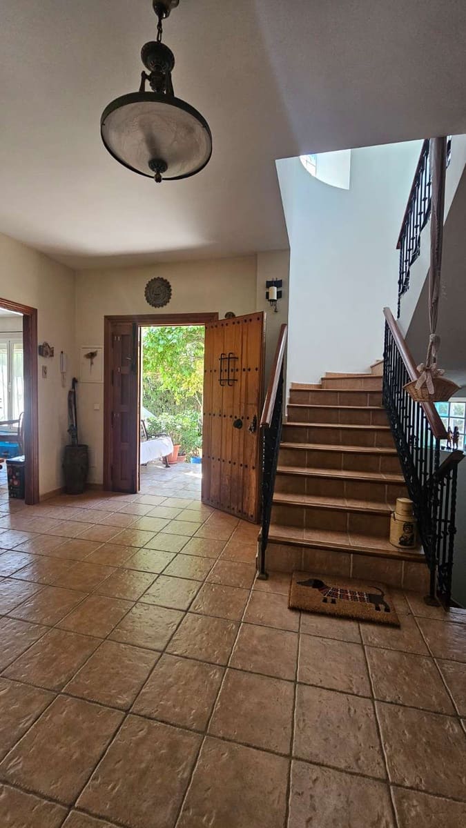 4 bedroom Villa for sale in Alhaurin de la Torre with pool garage - € 720,000 (Ref: 9840084)