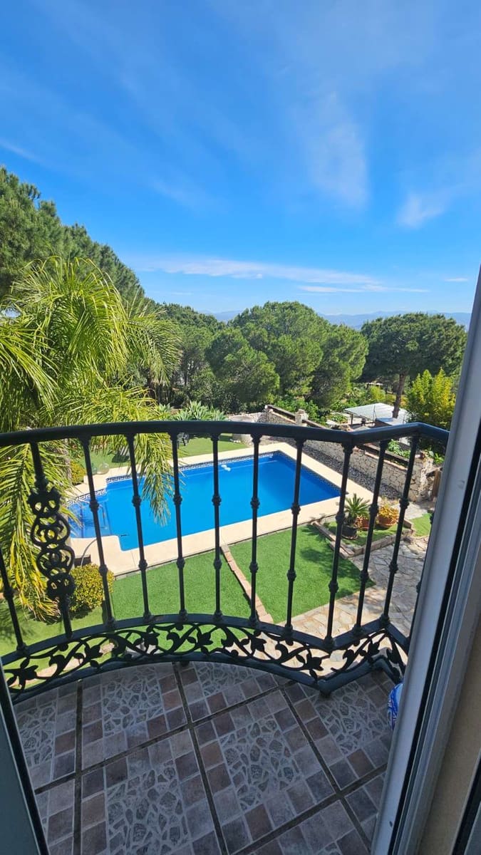 4 bedroom Villa for sale in Alhaurin de la Torre with pool garage - € 720,000 (Ref: 9840084)
