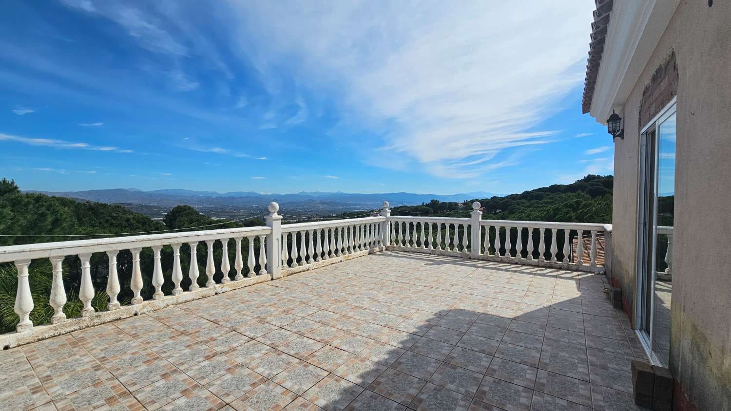 4 bedroom Villa for sale in Alhaurin de la Torre with pool garage - € 720,000 (Ref: 9840084)